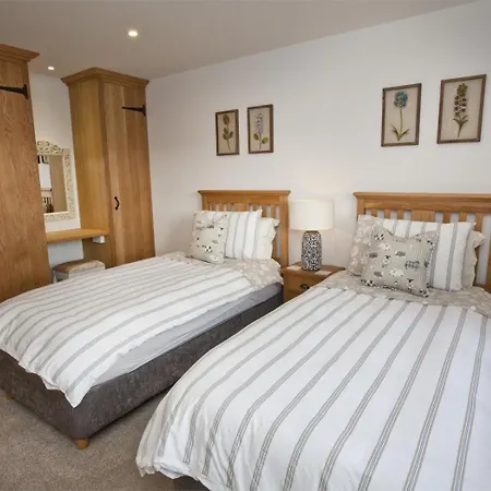 4 Bed In Oc-g0074 Holiday home